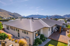 Lakeside Luxury - Wanaka Holiday Home